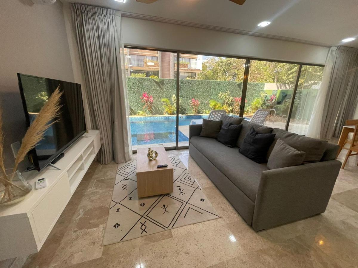 Cozy Apt W/swim-up Pool *